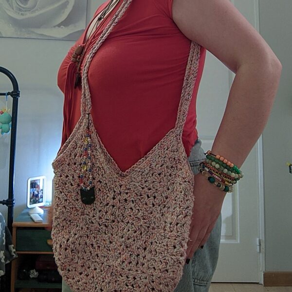 Sac granny square porté sur l'épaule