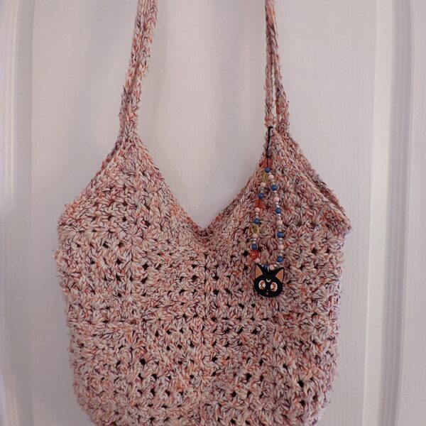 Sac granny square sur cintre en bois