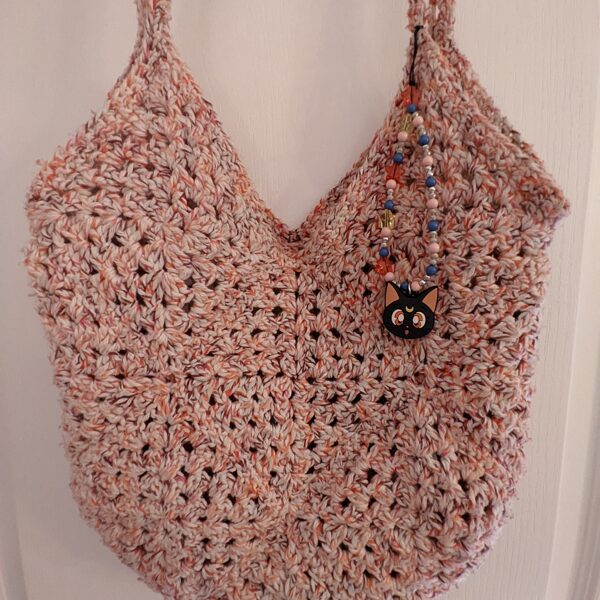 Sac granny square sur cintre en bois 2