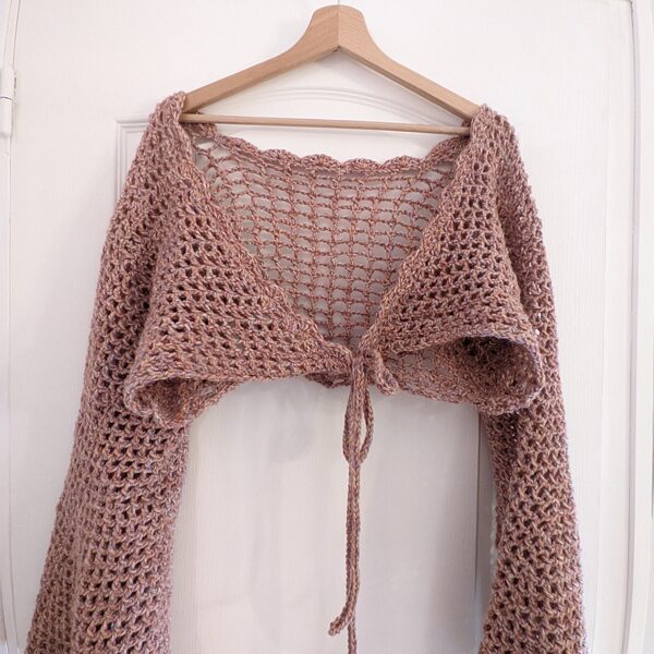 Boléro manches chauve-souris sur cintre en bois