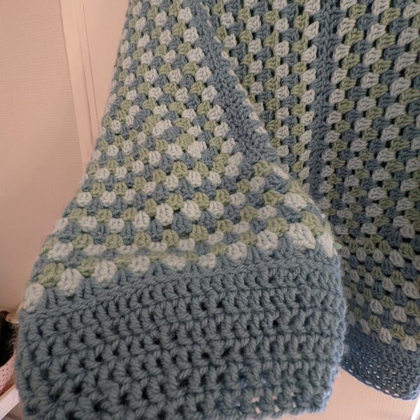 Pull trois couleurs avec détail sur une des manches