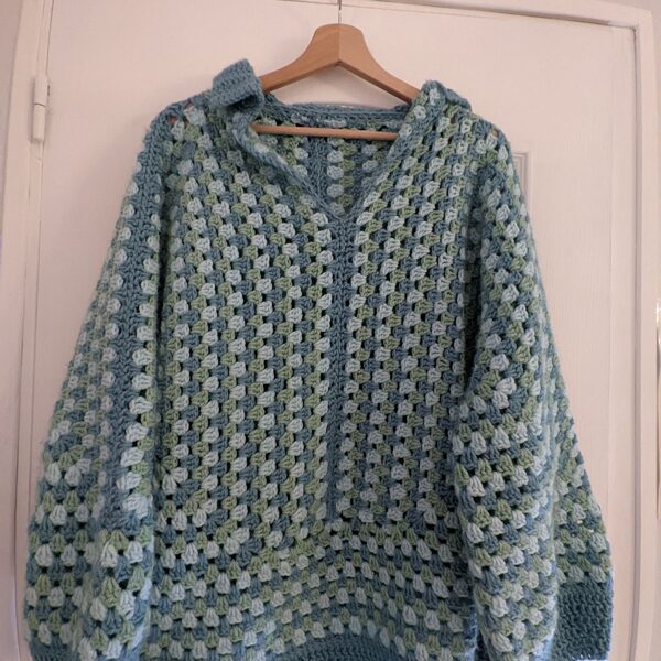 Pull trois couleurs sur cintre en bois