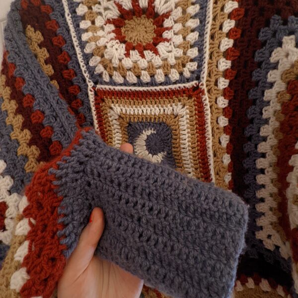 Pull soleil/lune d'automne avec détail des manches type mitaines