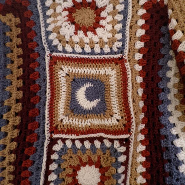 Pull soleil/lune d'automne avec les détails du devant