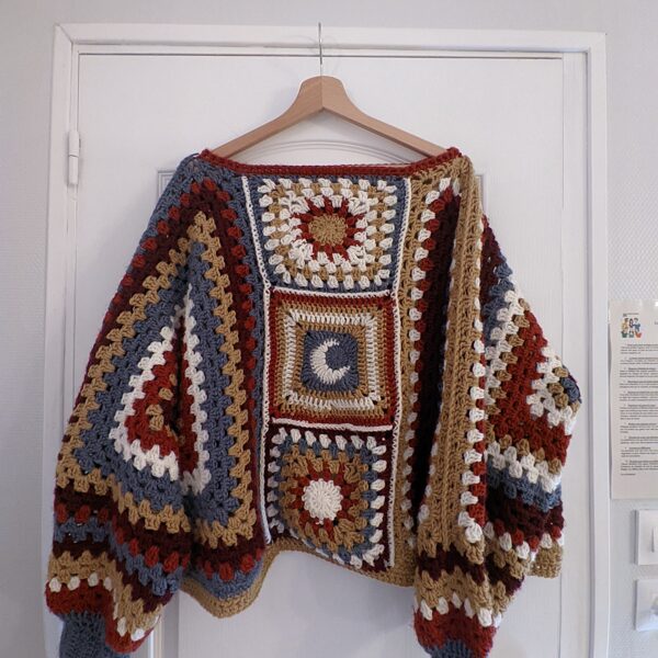 Pull soleil/lune d'automne sur cintre en bois